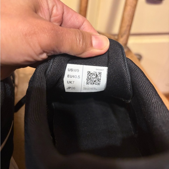 On Running women Black and White Athletic Shoes - Picture 6 of 16